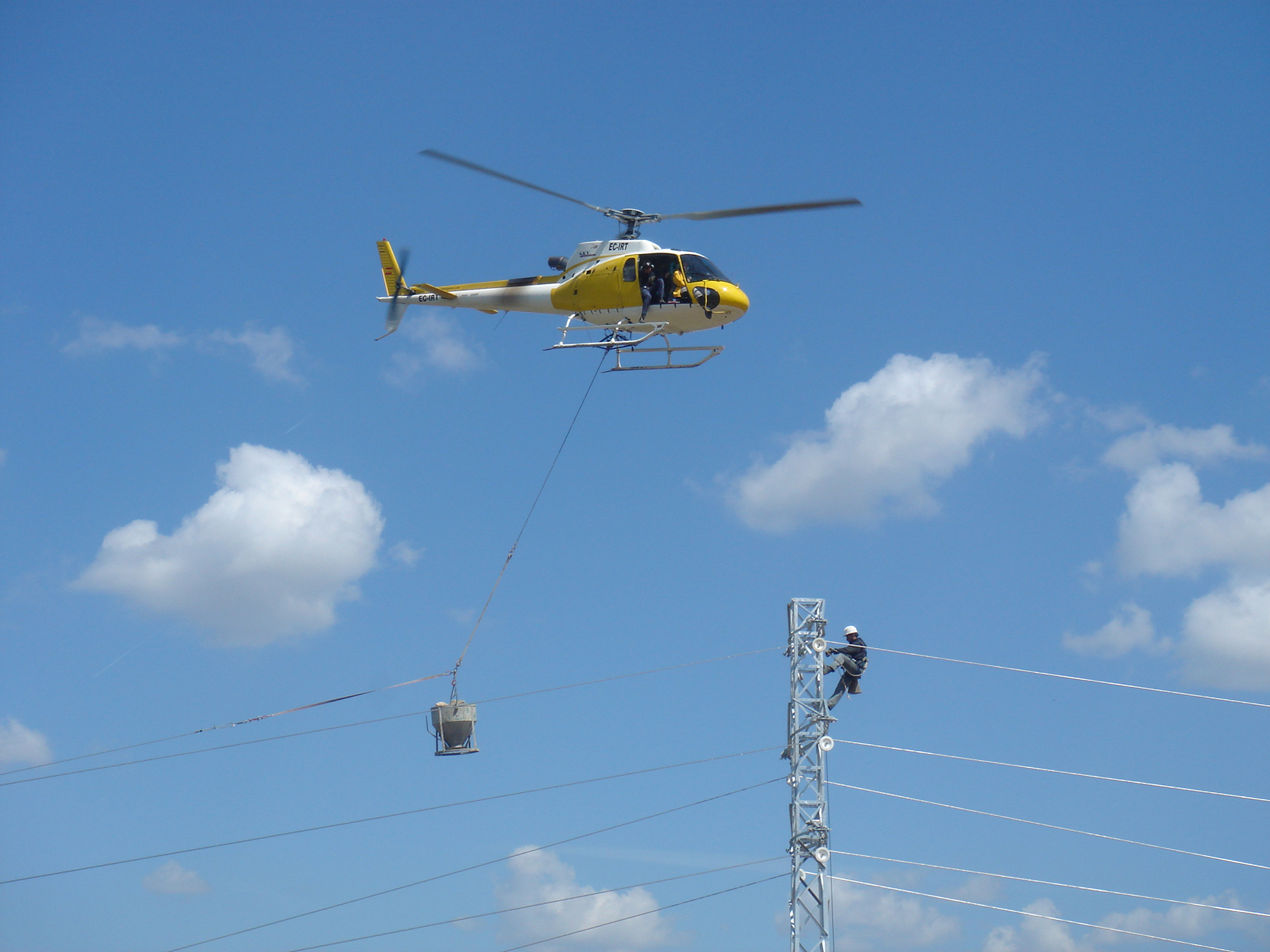 Helicóptero ayudando en la instalación electica