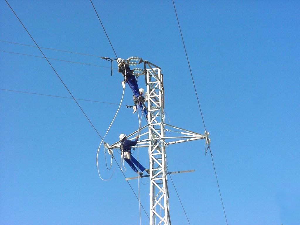obreros trabajando en una antena de unas Instalaciones eléctricas alta y baja tensión